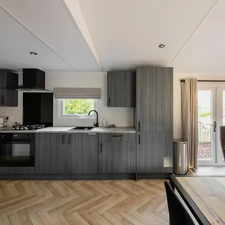 Met 3 Slaapkamers In Bosrijke Omgeving Holiday home *