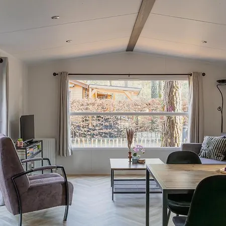 Met 3 Slaapkamers In Bosrijke Omgeving *
