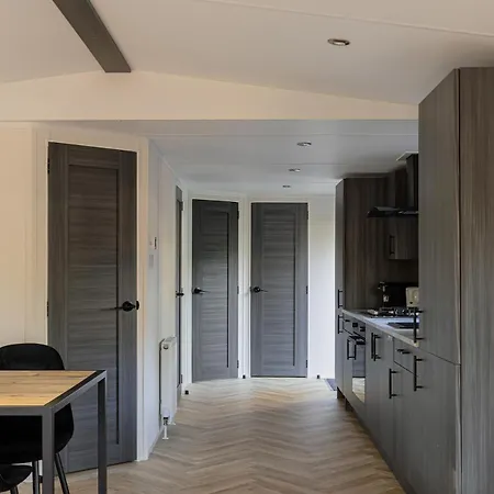 Met 3 Slaapkamers In Bosrijke Omgeving Holiday home *