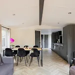 Met 3 Slaapkamers In Bosrijke Omgeving *