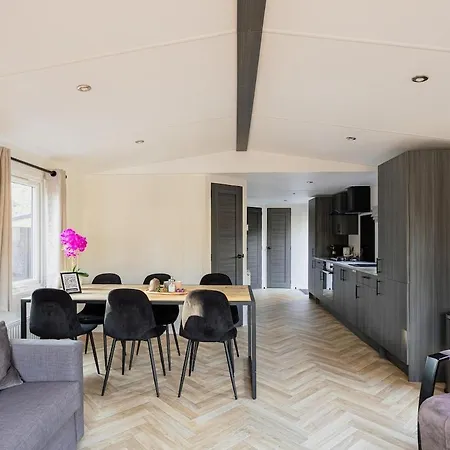 Met 3 Slaapkamers In Bosrijke Omgeving *